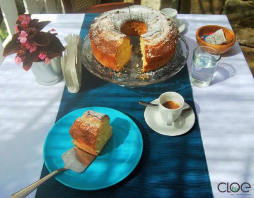 a table with a blue plate with a cake on it at B&B PLANO DE LACZARULO in Acciaroli