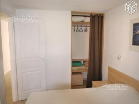 - une chambre avec une porte blanche et un placard dans l'établissement Les jardins de la mer, à Linguizzetta