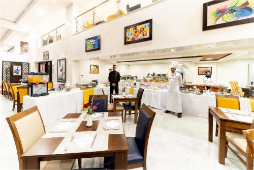 Un restaurante u otro lugar para comer en Palm Menara Hotel Marrakech