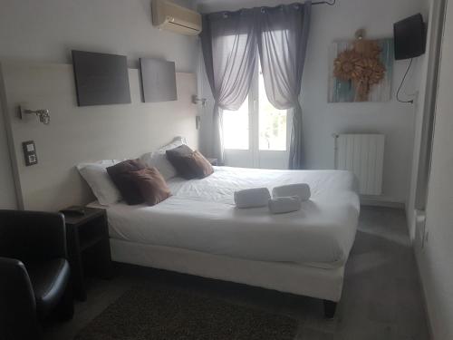 Ένα ή περισσότερα κρεβάτια σε δωμάτιο στο Logis Hôtel Restaurant les Charmettes