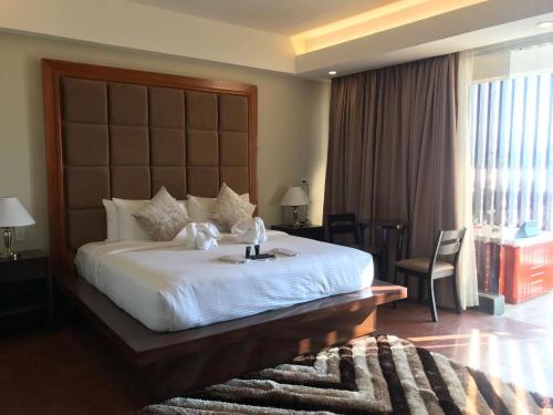 Ένα ή περισσότερα κρεβάτια σε δωμάτιο στο Treasure Island Hotel With Mini Water Adventure