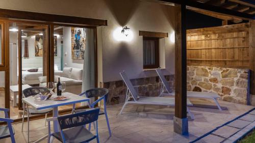 un patio con tavolo, sedie e divano di Somo Garden Villas a Somo