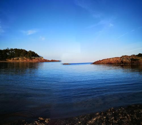 アゲにあるRésidence Robinson Standing Pieds dans l'eauの大水の景色