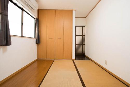 an empty room with a door and a window at グローバルリゾート宮島 天神ハウス in Miyajima