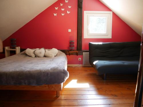 En eller flere senge i et værelse på Chalet pour amoureux de la nature avec vue sur le lac de Retournemer