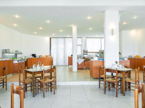 Gallery image of Xenios Dolphin Beach Hotel in Possidi