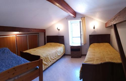 プリヴァにあるMoulin De Cornevisのベッドルーム1室(ベッド2台、窓付)