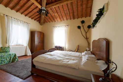 - une chambre avec un grand lit dans l'établissement Bed & Breakfast Bel Giorgio, à Orentano
