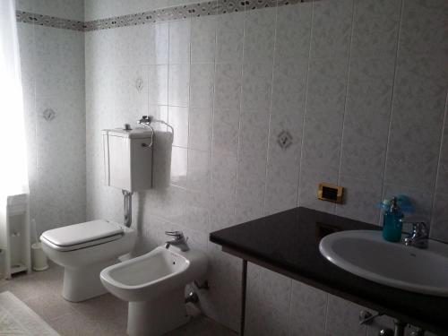 サン・ジョヴァンニ・スエルジュにあるSu Matutzuのバスルーム(トイレ、洗面台付)