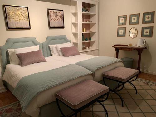 een slaapkamer met een groot bed en een tafel bij Charming House Portas da Maia in Maia
