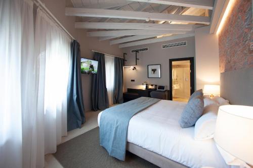 a bedroom with a large white bed in a room at Palacete Colonial in León