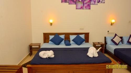 Dos toallas en una cama en una habitación. en Centurion Resort, en Habarana