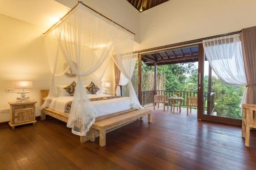 Villa Atap Padi by Nagisa Bali房間的床
