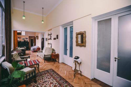 een woonkamer met een bank en een tafel bij At Funicular Hostel in Tbilisi City