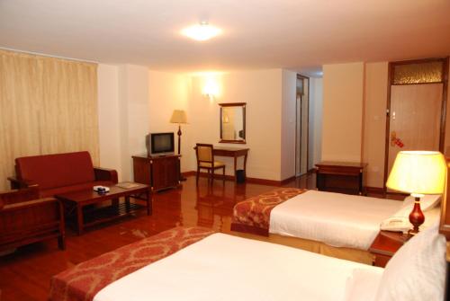 TV a/nebo společenská místnost v ubytování Churchill Addis Ababa Hotel