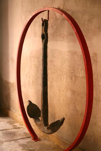 a mirror with a cat looking at its reflection at Hotel L'Iglesia in El Jadida
