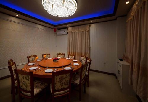 a dining room with a large table and chairs at Riverside Hotel in Portsmouth