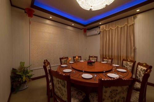 a dining room with a large table and chairs at Riverside Hotel in Portsmouth