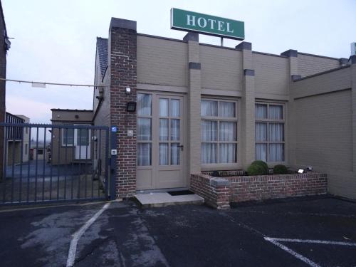 a hotel with a street sign on top of it at Hostellerie Daiseldaele in Dadizele