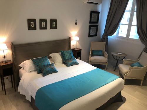 En eller flere senger på et rom på Domaine Plessis Gallu - vacation cottage rental