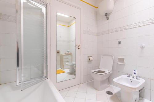 uma casa de banho com um WC, um lavatório e um chuveiro em La Gioiella Capri em Capri