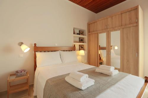 Ein Bett oder Betten in einem Zimmer der Unterkunft Splendid Views from a Cozy Cottage with a Garden Terrace