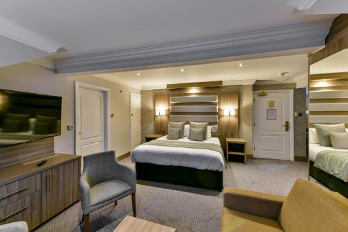 Holiday Inn - Manchester - Oldham, an IHG Hotel tesisinde bir odada yatak veya yataklar