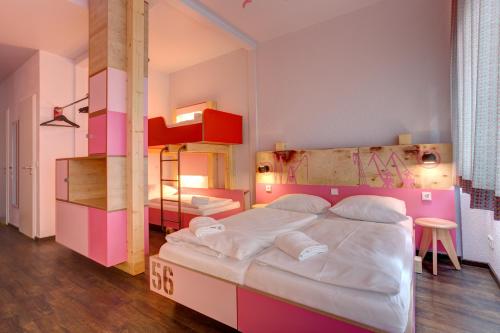 ein Schlafzimmer mit einem großen Bett und einem Etagenbett in der Unterkunft MEININGER Hotel Hamburg City Center in Hamburg