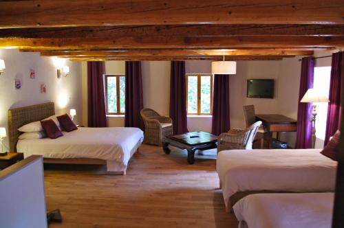 une chambre d'hôtel avec deux lits et une table dans l'établissement Chateau Le Vergel Authenac, à Ginestas