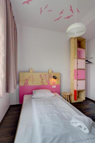 a bedroom with a large bed and a frisbee at MEININGER Hotel Hamburg City Center in Hamburg