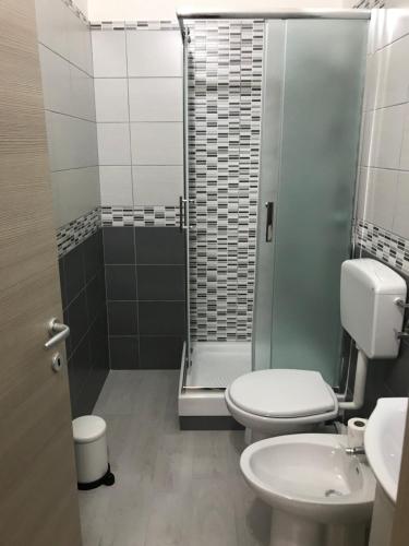 カルタニッセッタにあるB&B Trieste Caltanissettaのバスルーム(シャワー、トイレ、シンク付)