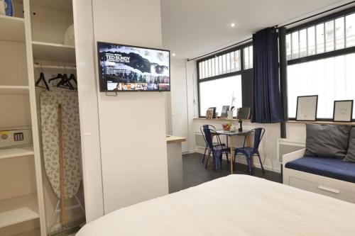 Телевизор и/или развлекательный центр в Amazing Comfy Studio - Canal Saint Martin