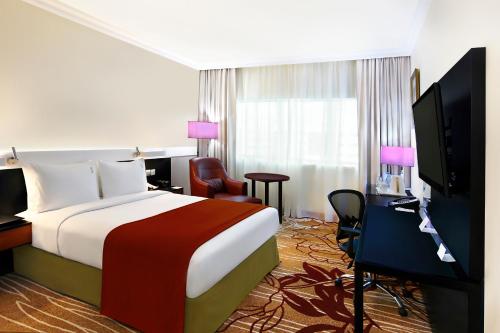 Кровать или кровати в номере Vision Imperial Hotel Formerly Excelsior Hotel Downtown