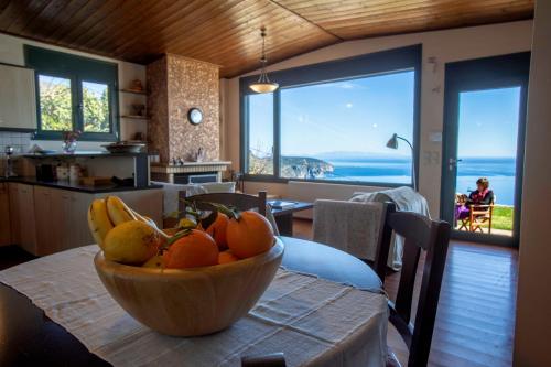 un plato de fruta en una mesa de la cocina en Aegean Panorama Apartments, en Akhladherí