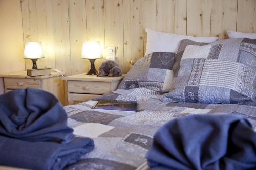 a bedroom with two beds with pillows and two lamps at Gîtes Estives d'Arrens in Arrens-Marsous