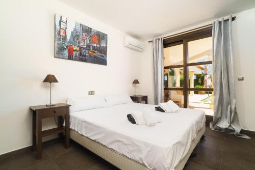 a bedroom with two beds and a window at Daru Dunya in Beniarbeig