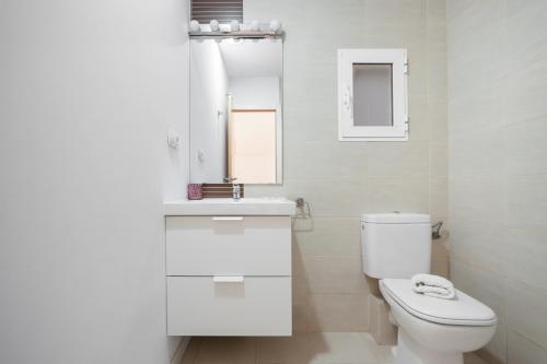 バルセロナにあるFlateli Rosselloの白いバスルーム(トイレ、シンク付)