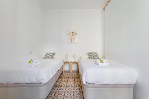 バルセロナにあるFlateli Rosselloの白い部屋(テーブル付)のベッド2台