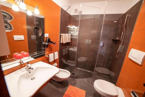 y baño con lavabo y ducha. en Residence Pollingerhof en Merano