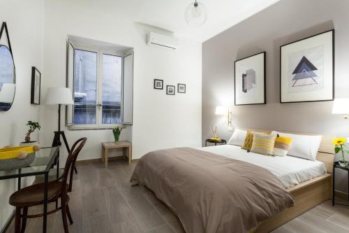 sypialnia z łóżkiem, stołem i biurkiem w obiekcie Manuela Apartments Centro storico w mieście Napoli