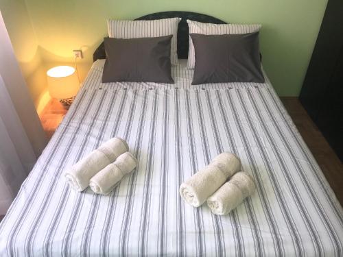 เตียงในห้องที่ Apartman AS