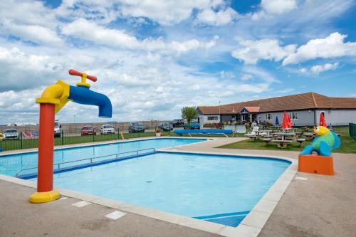 uma piscina com um parque aquático com um escorrega aquático em Camping Pods, Seaview Holiday Park em Whitstable