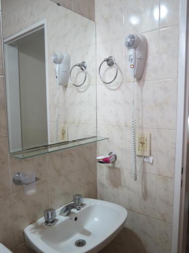 y baño con lavabo y espejo. en Bungalows Estela en Villa Elisa