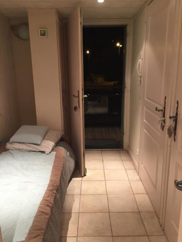 a room with a bed and an open door at la baie des voiles ,vue lac d'Annecy ,plage privée in Duingt