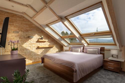 ゴスラーにあるExklusive Dachgeschosswohnung mit Harzblickのベッドルーム(大きなベッド1台、大きな窓付)