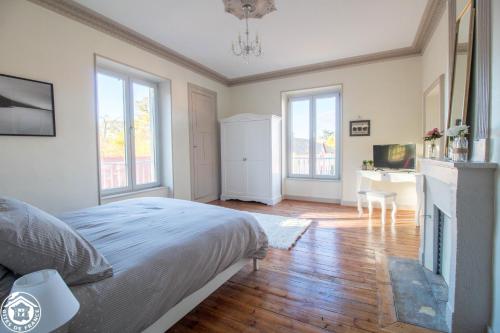 a bedroom with a bed and a fireplace at Gite de charme 5 épis - Demeure La Moliére in Glaine-Montaigut