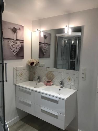 y baño con lavabo blanco y espejo. en Couvent des Carmes en Narbonne