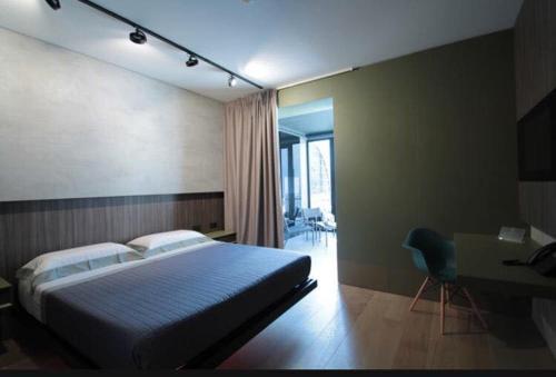una camera da letto con un letto, una scrivania e una scrivania di Vytae Spa & Resort a Vallecorsa