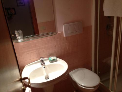 La salle de bains est pourvue d'un lavabo et de toilettes. dans l'établissement B&B Vicolo Vecchio, à Terracine