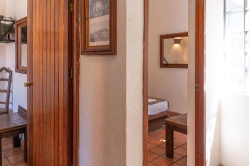 Habitación con una puerta que conduce a la sala de estar. en Casa Shaguibá en Santa Cruz Huatulco